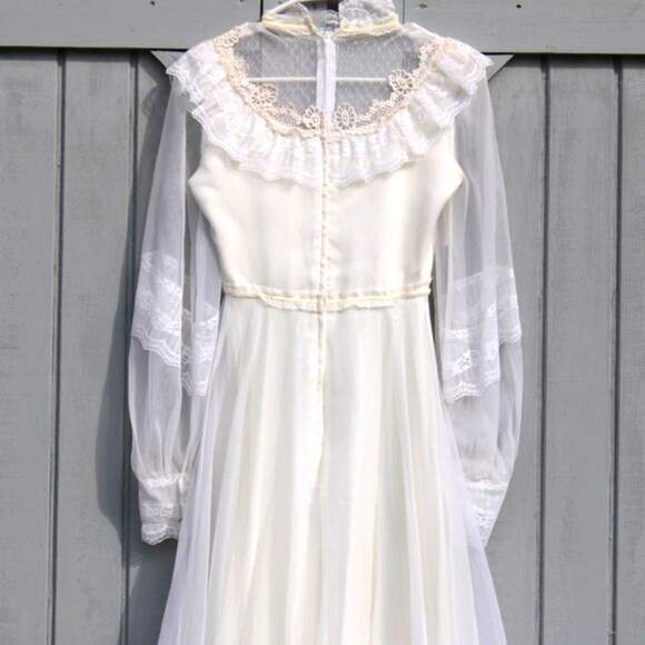 Vintage 80s Montgomery Ward Wedding Dress - Size 5/6 - Delicate Lace & Ruffles - Picture 3 of 11